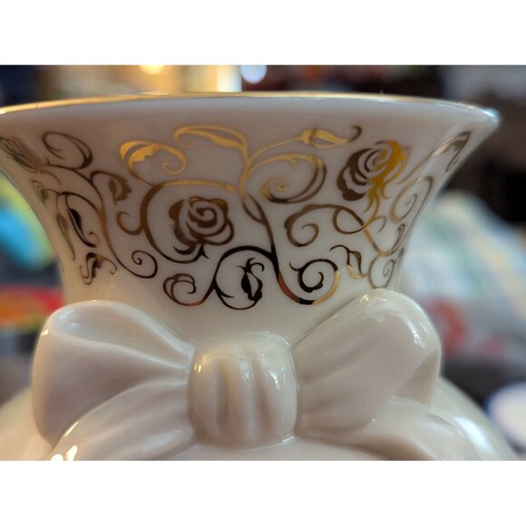 Lenox Roses Of Peace Millennium Edition Ivory Vase With Embossed Floral Design - Picture 5 of 6